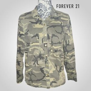 FOREVER 21 Green Camouflage Shirt - Medium